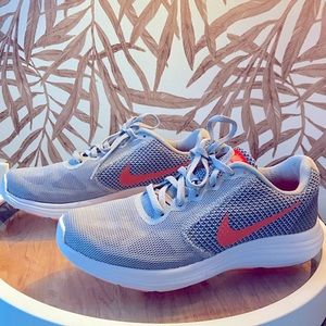 Womens Nike Running Workout Shoes Sneaker Size 7 gray